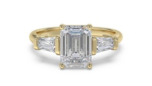 Anillo Trilogía Único con Esmeralda y Corte Baguette, Diamante Cultivado en Laboratorio de 0.75 Ct en Platino, Venta al Por Mayor Directa del Fabricante - Product Image 3