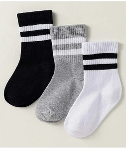 Vente en gros de chaussettes avec dessin animé pour enfants Chaussettes de sport mignonnes d'été peignées pour garçons et filles Chaussettes pour enfants - Product Image 1