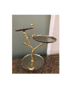 เค้กอลูมิเนียมเคลือบทอง3ชั้นวางกลางพร้อมการแกะสลักสไตล์มรดกและแท่นทรงกลมที่สร้างขึ้นสำหรับการใช้เค้กในเทศกาลอินเดีย - Product Image 1