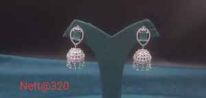 Juego de pendientes Jhumka de latón sofisticado para mujer, joyería de piedra AD certificada IGI de moda para fiestas, compromisos, recepciones - Product Image 2