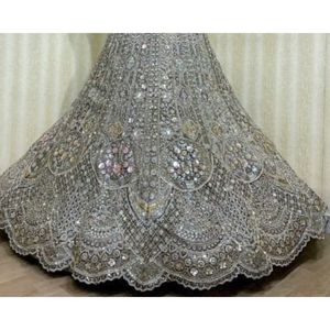 El tradicional se encuentra con el Lehenga nupcial moderno con patrones de lentejuelas bordados detallados y acentos Zari para clientes B2B - Product Image 6