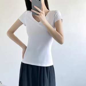 Suministro de fábrica Camisetas para mujer Colores sólidos y cuello en V Mangas cortas Patrones estampados y cuadros Comprimidos Característica al por mayor - Product Image 2