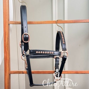 Nouveau licou de course de chevaux en cuir véritable de luxe avec matériel en or rose et accents de cristal réglable équipement de pointe durable et élégant - Product Image 1