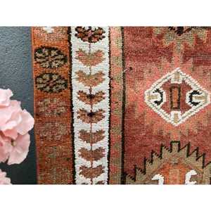 Alfombra Turca Vintage de 2.6x13 pies, Alfombra de Lana con Diseño Floral Marrón y Blanco - Product Image 4