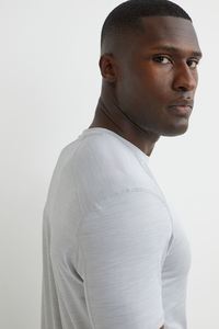 T-shirt de fitness intelligent avec col rond et manches courtes en tissu tricoté respirant anti-boulochage blanc avec logo imprimé - Product Image 4