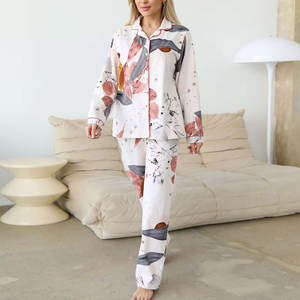 Ensemble de pyjama en soie tricotée pour femmes, avec logo sur le devant, longueur intégrale, doux et confortable, pour la maison - Product Image 1