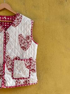 Gilet matelassé à cœur rouge fait à la main |   Veste sans manches en coton pour femmes |   Gilet blanc bohème - Product Image 4