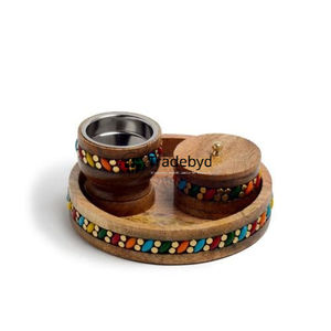 Quemador Bakhoor de madera decorativo con tallas artísticas Hecho para interiores de Oriente Medio y amantes de las fragancias de Tradebyd - Product Image 1