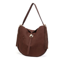 Tas Selempang Wanita Cokelat Muda Model Crescent Hobo Rumbai Tali Kepang Cincin Emas Permukaan Seperti Suede Matte Ukuran Sedang