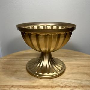 Jarrón de mesa de metal moderno con acabado dorado y diseño martillado perfecto para un elegante accesorio de decoración para el hogar y el comedor - Product Image 4