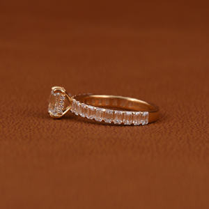 แหวนหมั้นเพชรสำหรับผู้หญิงแหวนหมั้นเพชรเม็ดเล็กสีทองมรกตชุบทองหรูหราประดับเพชรด้านข้าง - Product Image 2