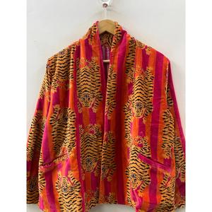 Veste d'extérieur en satin Autumn Tiger Durbar, doublure en lin/nylon, imprimé velours, rayures safran, cramoisie, magenta, courte - Product Image 3