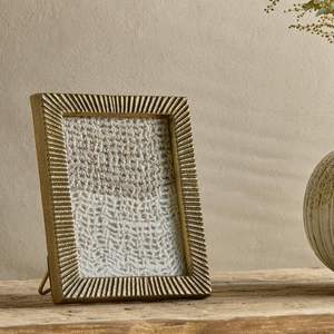 Cadre photo en métal de qualité supérieure pour les intérieurs haut de gamme, mettant en valeur un style raffiné, une qualité de construction durable, un design élégant pour une présentation murale - Product Image 4