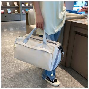 Sac de sport et de voyage grand format pour homme, étanche avec compartiment sec, sac de fitness et de gym en tissu Oxford avec fermeture éclair et sangle réglable - Product Image 2