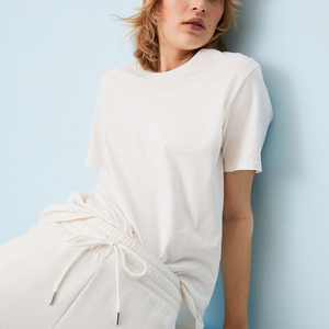 Fabricación al por mayor diseño de logotipo personalizado precio barato verano nueva moda mujeres camisetas - Product Image 2