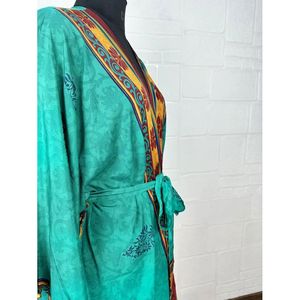 Kimono Corto de Seda Vintage Riya, Ligero y Estilo Boho, Perfecto como Pareo de Playa para Ella, Accesorio de Baño Reciclable, Suave y Transpirable - Product Image 5