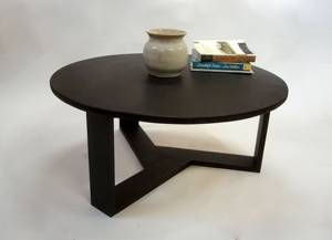 Mesa de Centro Moderna Redonda con Tapa Circular, Acabado Negro, Diseño de Madera Maciza con Patas Triangulares Únicas, Mesa de Centro Minimalista - Product Image 4