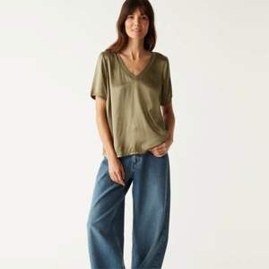 Top ligero y transpirable con cuello en V para mujer: ideal para deportes y actividades al aire libre, tela de secado rápido - Product Image 1