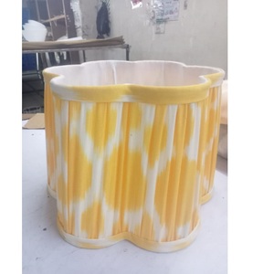 Nouveauté : Abat-jour de luxe moderne pour lampes d'intérieur, en tissu de coton imprimé jaune fait main, avec motif défilant, pour lampes sur pied ou de table, style harpe. - Product Image 1