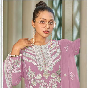 Shalwar Kameez en organza élégant avec Khalti Work brodé Dupatta et bas en soie Ensemble de fête 4 pièces en tailles XL et XXL - Product Image 1