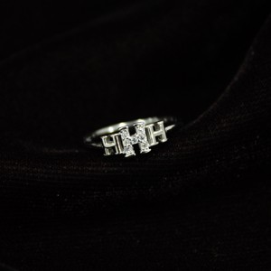 Hermoso 5A Cubic Zirconia Simple H Alpha Bate Design Anillo de plata ligero de 1 gramo para hijas en aniversarios - Product Image 1