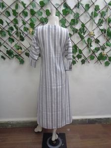 Ropa de fiesta Kurtis larga étnico con estampado de algodón para mujeres indias de herencia vibrante de lujo disponible en suministro mayorista - Product Image 2