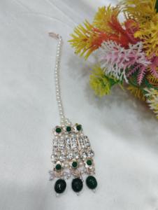 Conjunto de Collar Gargantilla Plateado con Piedras de Esmalte Verde, Detalles de Perlas y Pendientes a Juego - Product Image 3