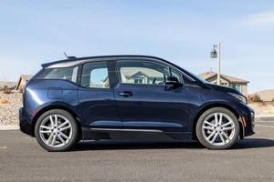 Sedán 2019 l 3 con Tracción Doble AWD, Batería de Litio de 110+ kWh, Neumáticos R18, Asientos de Cuero, Cámara Trasera, Faros LED - Product Image 5