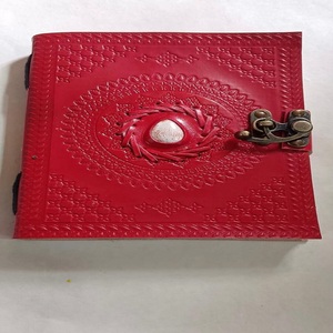 Ágata hecha a medida, bellamente elaborada con encuadernación en cuero amarillo, journal.int ricados diseños en relieve en la portada. Ideal para regalar - Product Image 5