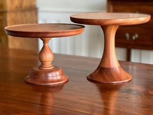 MAN CAKE HECHO A MANO PERSONALIZADO Venta al por mayor Acacia Madera natural Color Acacia Madera Soporte para pastel Madera tallada a mano - Product Image 6