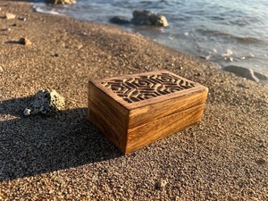 Boîte à bijoux en bois faite à la main avec motif de fleurs sculptées Manguier Coffre en bois Style indien balinais Technique polie - Product Image 2