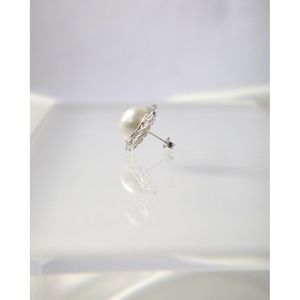 Boucles d'oreilles clips géométriques blanches en nacre pour mariage - Design tendance - Product Image 3