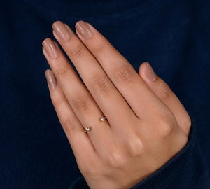 แหวนแต่งงานแบบมินิมอลประดับเพชรเลี้ยงในห้องปฏิบัติการ ทอง 14K ชุบโรเดียม น้ำหนัก 0.12 กะรัต ทรงกลมเจียระไนแบบบริลเลียนท์ พร้อมตราประทับ - Product Image 6