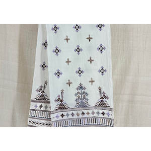 Écharpe brodée à motifs floraux Sodha Soof, hijab respirant, précision dans chaque fil, conçue pour les femmes musulmanes - Product Image 1