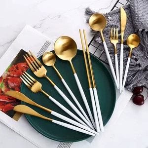 Juego de Cubiertos Modernos Blancos con Mango Delgado, Cabeza Redonda, Duraderos, Ideales para Eventos Familiares y Uso Diario, de la India - Product Image 6