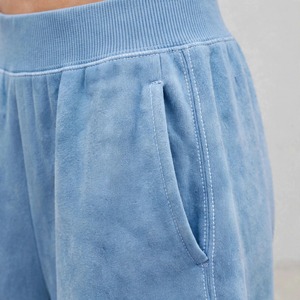 Ensemble survêtement 2 pièces streetwear oversize pour femme avec logo personnalisé sur le devant, comprenant un sweat à capuche court style corset et un pantalon de survêtement large réfléchissant - Product Image 5