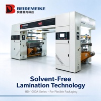 Machine de laminage de rouleaux d'emballage flexible avec système adhésif PU sans solvant