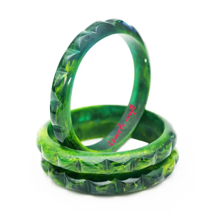 Brazalete tallado de resina hecho a mano, joyería, pieza de declaración única para mujer, pulsera de resina de moda para uso étnico y moderno - Product Image 1