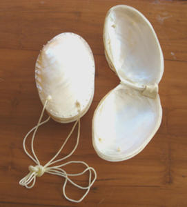 กล่องเปลือกหอยแม่น้ำพร้อมเชือกสำหรับงานศิลปะ เครื่องประดับจากเปลือกหอย กล่องใส่เครื่องประดับแฟชั่น ลวดลายธรรมชาติ ขนาด 17 ซม. - Product Image 1