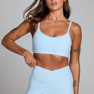 Sujetador deportivo de yoga de alta sujeción personalizado para mujer con almohadillas extraíbles, logo frontal, top corto transpirable para entrenamiento, venta al por mayor. - Product Image 1