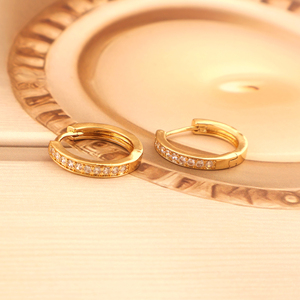 Aros pequeños de circón cúbico para mujeres y niñas Pendientes chapados en oro de 18K Pendientes huggie - Product Image 2