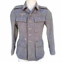 C'est une tunique en laine allemande M43 Heer, pour soldat d'infanterie, de la Seconde Guerre mondiale.