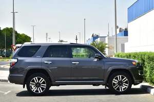 Nouveau pour Toyota 4Runner avec boîte de vitesses automatique, sièges en cuir foncé, caméra de recul et galerie de toit métallique, traction avant - Product Image 3