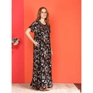 Robe de nuit longue à manches courtes Evolve pour femme, en tissu tissé doux, avec poche latérale et broderie au col - Product Image 3