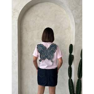 เสื้อผู้หญิงสีชมพูขายส่ง แต่งลายผีเสื้อ - Product Image 4