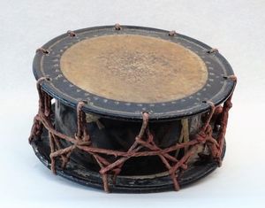 Instrument de musique à tambour de qualité supérieure conçu avec une attention particulière aux détails, parfait pour l'enregistrement en studio professionnel - Product Image 5