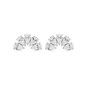 Élégantes boucles d'oreilles en diamant taille poire - Product Image 1