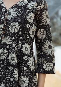 Vestido de Algodón Estampado a Mano con Diseño Floral de Amarilis, Estilo Bohemio en Blanco y Negro - Product Image 5