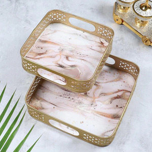 Bandeja de metal moderna para servir y exhibir Plato de metal elegante perfecto para ocasiones formales y casuales - Product Image 1