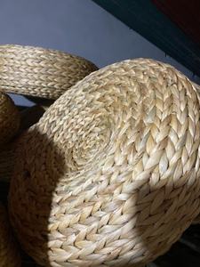 Otomano de jacinto de agua tejido a mano con acabado natural para decoración del hogar y uso de asientos - Product Image 2